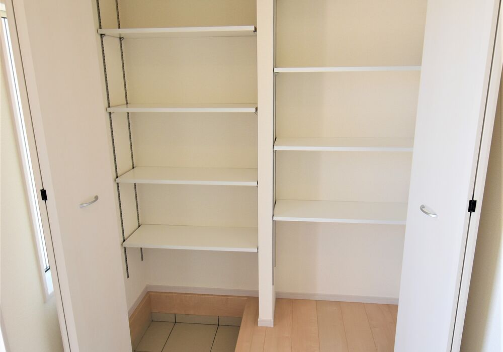 旭町 2号棟 玄関収納