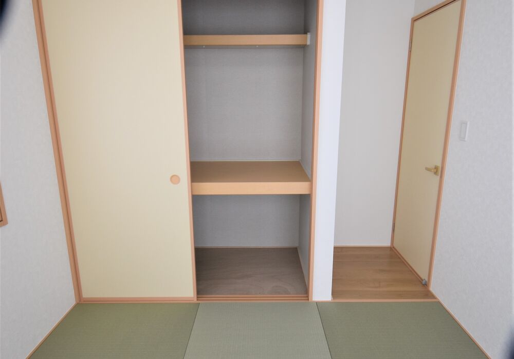 押入