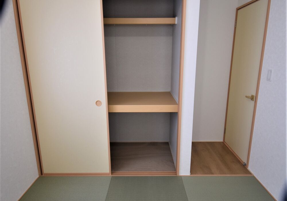押入