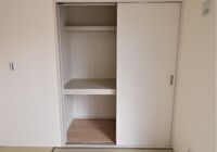 押入